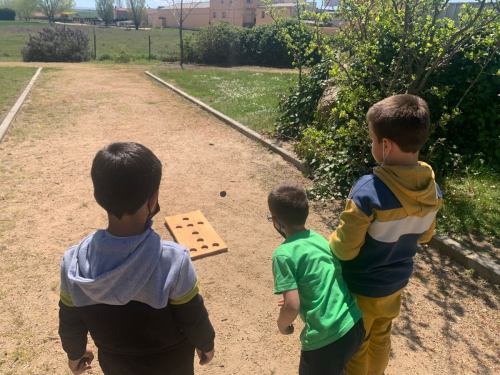 Alumnos del CRA EL Pizarral, jugando a los Hoyetes